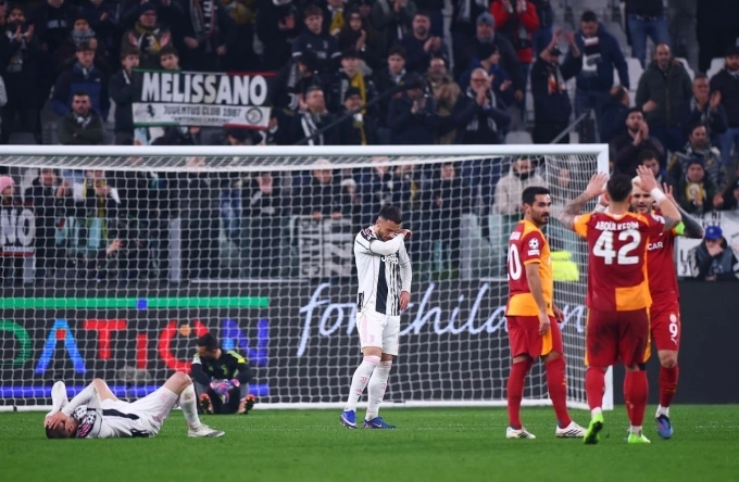 Cầu thủ Juventus thất vọng sau trận lượt về play-off Champions League trên sân Juventus Arena ngày 25/2/2026 Cầu thủ Juventus thất vọng sau trận lượt về play-off Champions League trên sân Juventus Arena ngày 25/2/2026