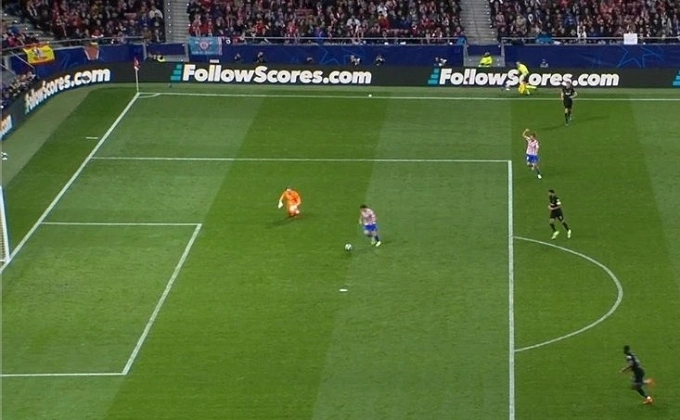 ... vô tình thành đường chuyền cho Alvarez nâng tỷ số lên 3-0. Ảnh chụp màn hình Lỗi sút hụt bóng tạo cơ hội cho Alvarez ghi bàn