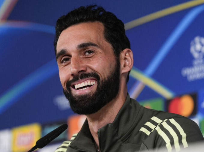 HLV Alvaro Arbeloa tươi cười trong buổi họp báo trước trận HLV Alvaro Arbeloa tươi cười trong buổi họp báo