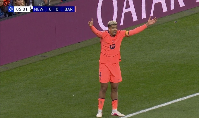 Araujo sốt ruột chờ trọng tài cho vào sân... Araujo đứng ngoài sân chờ trọng tài