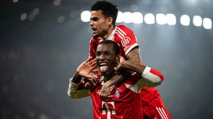 Nicolas Jackson chia vui cùng Luis Diaz Nicolas Jackson ăn mừng bàn thắng cùng đồng đội