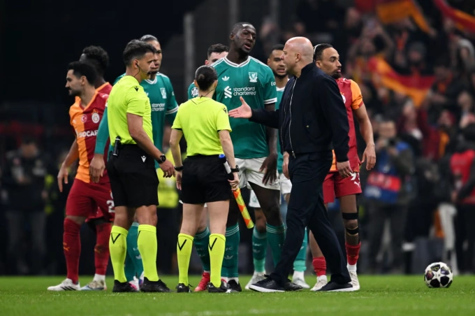 HLV Arne Slot bắt tay trọng tài Jesus Gil Manzano sau trận Liverpool thua Galatasaray 0-1 ở lượt đi vòng 1/8 Champions League trên sân Rams Park, Istanbul, Thổ Nhĩ Kỳ ngày 10/3/2026. Ảnh: Liverpool FC HLV Arne Slot bắt tay trọng tài sau trận Liverpool thua Galatasaray