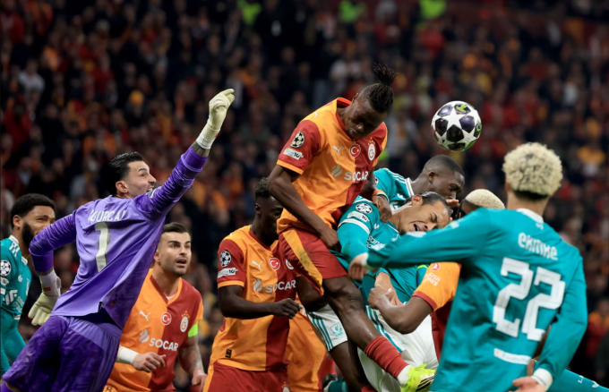 Tình huống tranh chấp dẫn đến bàn thắng không được công nhận của Liverpool. Ảnh: Shutterstock Tình huống tranh chấp dẫn đến bàn thắng không được công nhận của Liverpool