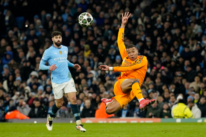 Kylian Mbappe (áo cam) dứt điểm ghi bàn trong trận Real thắng Man City 3-2 Mbappe ghi bàn cho Real trước Man City