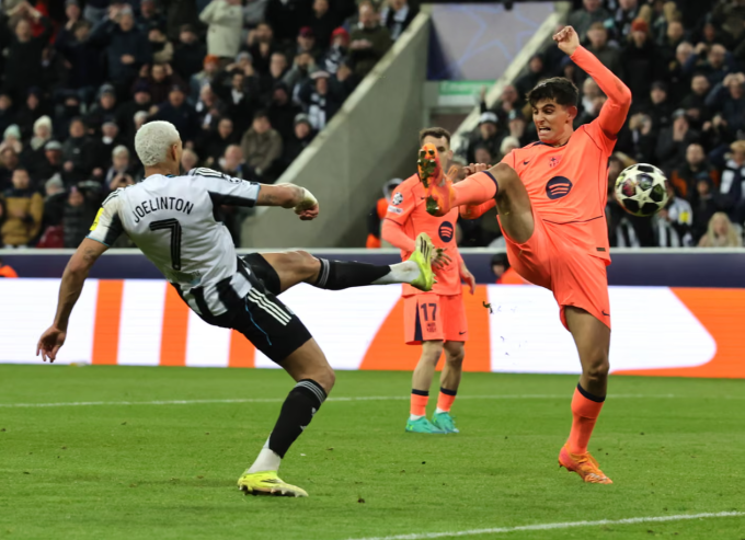 Joelinton đá bồi tung lưới Barca nhưng bị từ chối vì việt vị. Ảnh: PA Joelinton việt vị trong tình huống ghi bàn