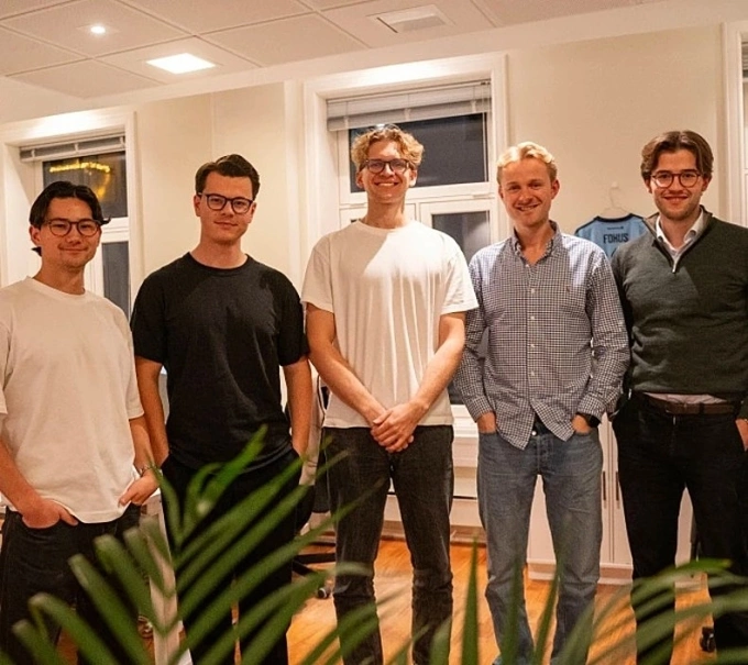 Lars Gundersen (thứ hai từ phải sang) cùng các cộng sự trong ê-kíp dữ liệu Fokus trợ giúp công tác tuyển mộ cầu thủ cho Bodo/Glimt Lars Gundersen và đội ngũ Fokus hỗ trợ tuyển mộ cho Bodo/Glimt