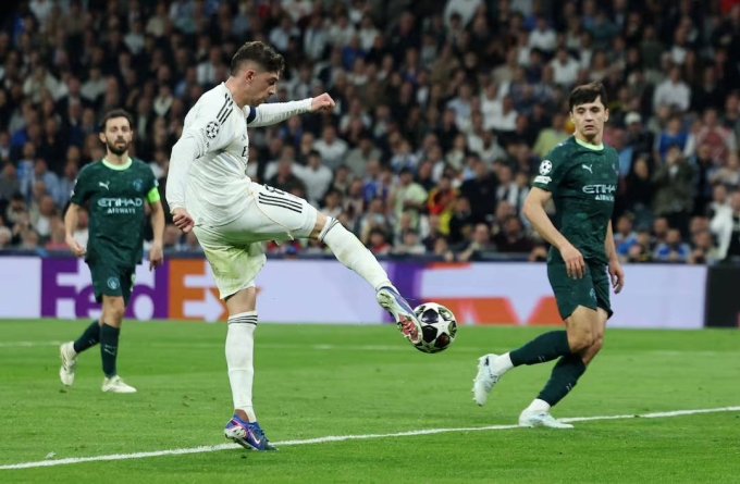 Valverde vô lê ấn định chiến thắng trận Real 3-0 Man City ở lượt đi vòng 1/8 Champions League tối 11/3 Valverde vô lê ấn định chiến thắng trận Real 3-0 Man City