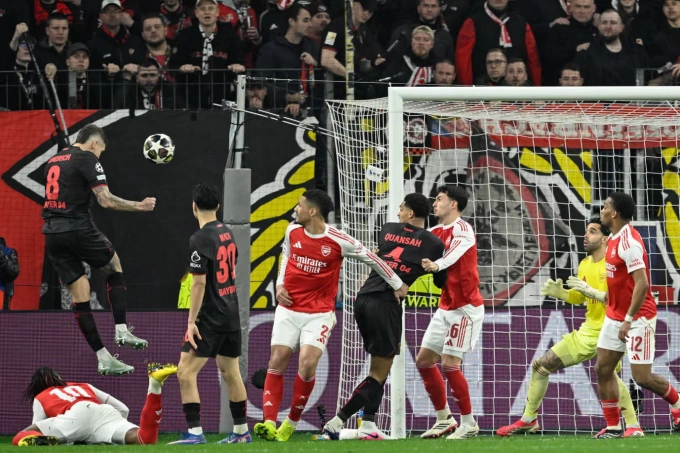 Robert Andrich đánh đầu mở tỷ số trong trận Leverkusen hòa Arsenal 1-1 ở lượt đi vòng 1/8 Champions League trên sân BayArena, Leverkusen, Nordrhein-Westfalen, Đức ngày 11/3/2026. Ảnh: AFP Robert Andrich đánh đầu mở tỷ số trong trận Leverkusen hòa Arsenal 1-1 ở lượt đi vòng 1/8 Champions League trên sân BayArena