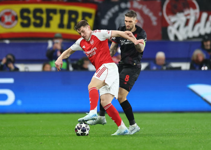 Viktor Gyokeres bị Robert Andrich theo sát. Ảnh: Reuters Viktor Gyokeres bị Robert Andrich theo sát.