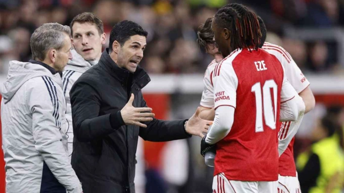 HLV Mikel Arteta nhắc nhở các cầu thủ Arsenal trong trận lượt đi vòng 1/8 Champions League trên sân BayArena, Leverkusen, Nordrhein-Westfalen, Đức ngày 11/3/2026. Ảnh: ANP HLV Mikel Arteta nhắc nhở các cầu thủ Arsenal trong trận lượt đi vòng 1/8 Champions League trên sân BayArena