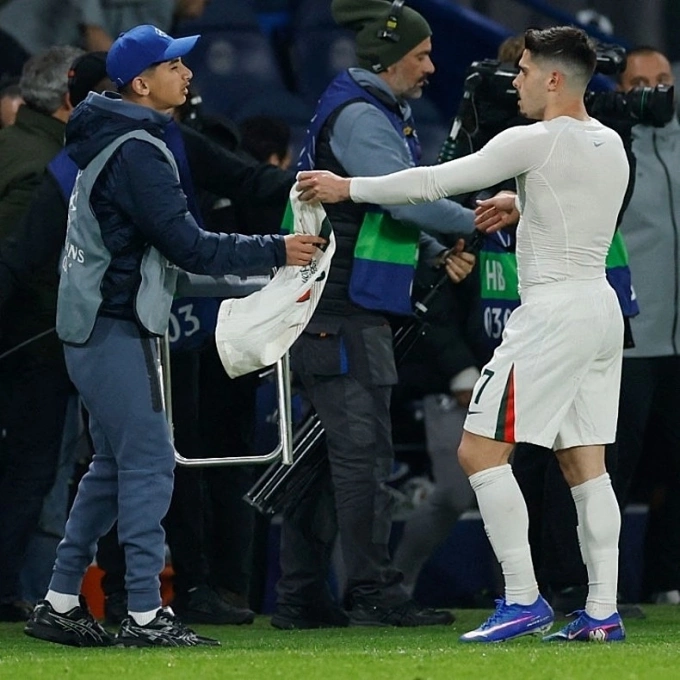 Neto tặng áo cho cậu bé nhặt bóng để xin lỗi và làm hòa khi tan trận. Neto tặng áo cho cậu bé nhặt bóng xin lỗi sau trận đấu