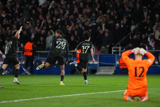 Filip Jorgensen ôm đầu sau sai lầm khiến Chelsea bị thủng lưới trong trận thua PSG 2-5 ở lượt đi vòng 1/8 Champions League trên sân Parc des Princes, Paris, Pháp ngày 11/3/2026. Filip Jorgensen sai lầm trong trận đấu Chelsea vs PSG