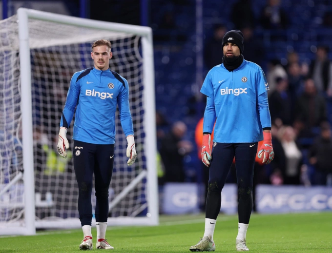 Filip Jorgensen (trái) và Robert Sanchez Filip Jorgensen và Robert Sanchez