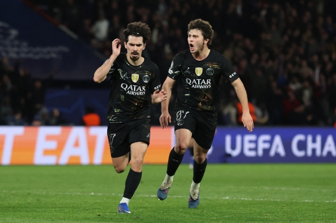 Vitinha (trái) mừng bàn nâng tỷ số lên 3-2 cùng đồng đội Neves, trên sân Parc des Princes, Paris, Pháp hôm 11/3. Vitinha ăn mừng bàn thắng trước Chelsea