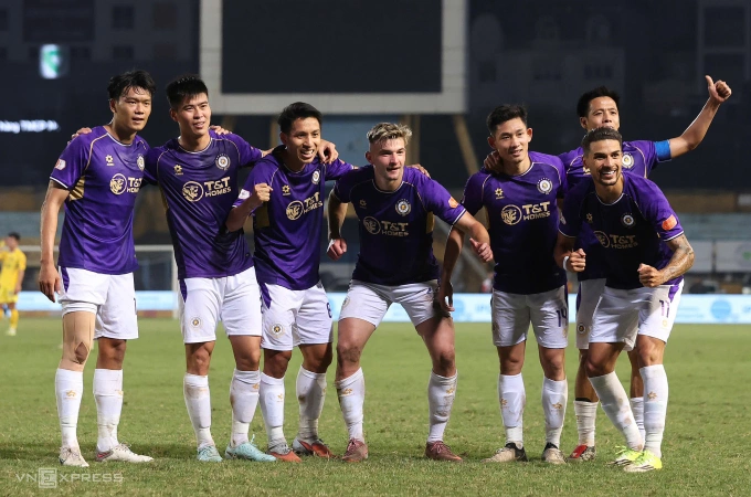 Tiền vệ nhập tịch gốc Brazil Đỗ Hoàng Hên (phải) mừng bàn mở tỷ số của David Fisher (thứ tư từ phải sang) trong trận Hà Nội FC thắng SLNA 3-0 ở vòng 16 V-League 2025-2026, trên sân Hàng Đẫy ở Hà Nội ngày 13/3/2026. Đỗ Hoàng Hên ăn mừng cùng đồng đội sau bàn mở tỷ số