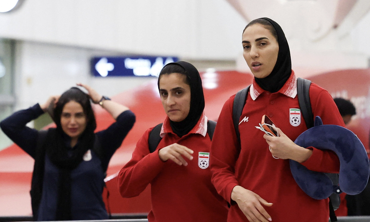 HLV nữ Iran: 'Cầu thủ tổn thương khi bị gọi là kẻ phản quốc'