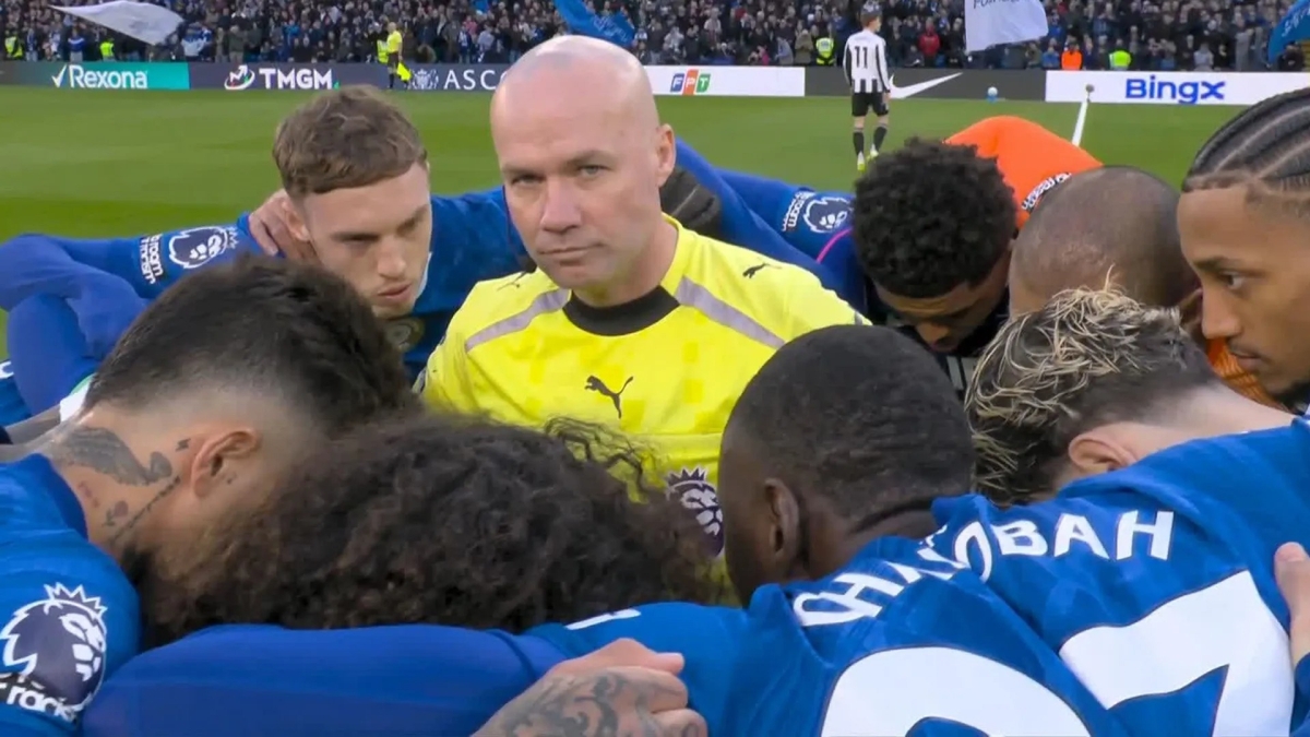 Chelsea thua trong trận đấu trọng tài có hành động lạ