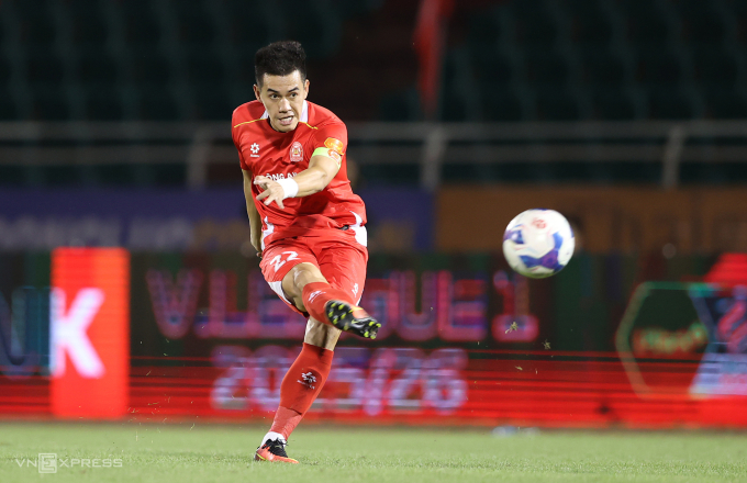 Tiền đạo Nguyễn Tiến Linh trong nỗ lực sút bóng trong trận CLB Công an TP HCM thắng PVF-CAND 1-0 ở vòng 16 V-League 205-2026 Tiền đạo Nguyễn Tiến Linh thi đấu trên sân Thống Nhất