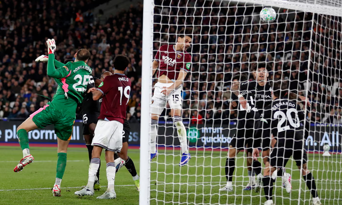 Man City sẩy chân ở Ngoại hạng Anh