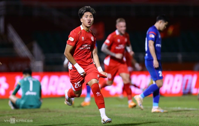 Tiền vệ Khoa Ngô ăn mừng bàn thắng giúp CLB Công an TP HCM thắng PVF-CAND Tiền vệ Khoa Ngô ăn mừng bàn thắng