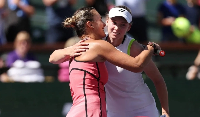 Sabalenka (trái) ôm Rybakina, sau trận chung kết WTA BNP Paribas Open, trên sân Trung tâm tại Indian Wells Tennis Garden, California, Mỹ hôm 15/3. Sabalenka ôm Rybakina sau trận chung kết WTA BNP Paribas Open