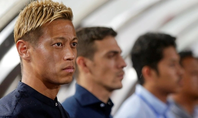 Cựu tiền vệ Nhật Bản Keisuke Honda ngồi trên ghế chỉ đạo trong trận ra mắt HLV tuyển Campuchia, khi đội đá giao hữu với Malaysia tại Phnom Penh, Campuchia ngày 10/9/2018. Ảnh: Reuters
