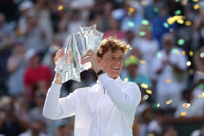 Sinner mừng danh hiệu ATP BNP Paribas Open, trên sân Trung tâm tại Indian Wells Tennis Garden, California, Mỹ hôm 15/3. Sinner ăn mừng chức vô địch Indian Wells