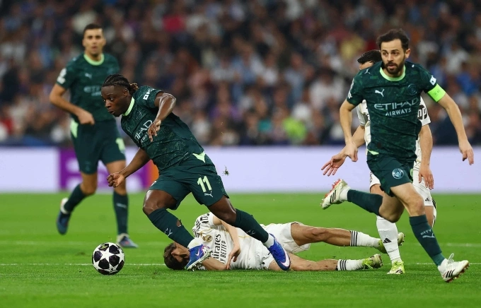 Man City áp đảo ở đầu trận với tốc độ của Doku (số 11) và những cầu thủ giàu kỹ thuật như Bernardo Silva (phải). Ảnh: Reuters Man City áp đảo ở đầu trận cùng tốc độ của Doku và kỹ thuật của Bernardo Silva