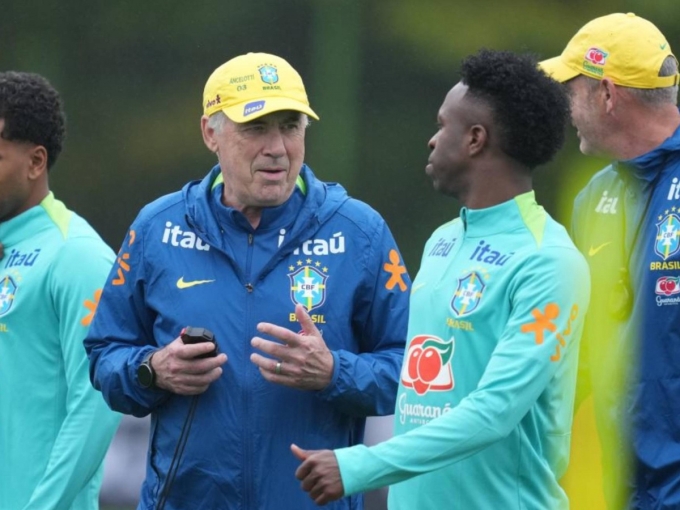 Ancelotti trao đổi với Vinicius trong một buổi tập ở tuyển Bzazil. Ancelotti trao đổi cùng Vinicius
