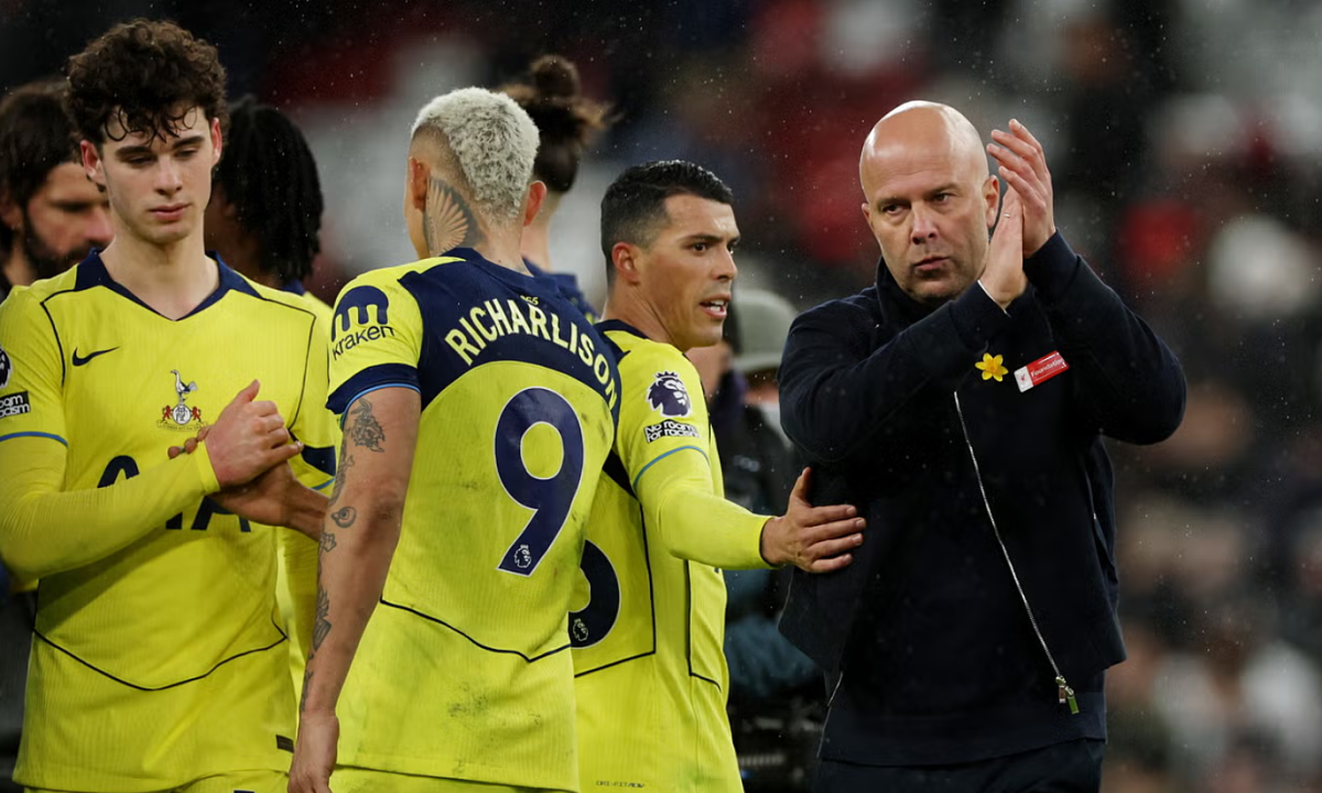 Carragher: 'Liverpool đang đánh mất bản sắc và niềm tin CĐV dưới thời Slot'