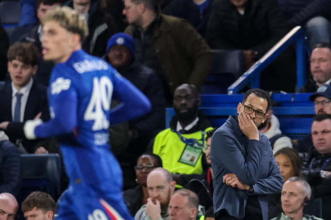 HLV Liam Rosenior thất vọng ngoài đường biên. Ảnh: EPA HLV Liam Rosenior thất vọng trên sân