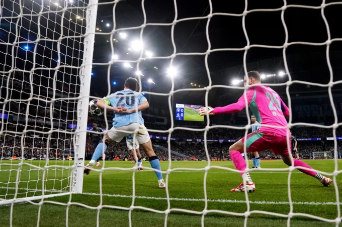 Bernardo Silva dùng tay cản cú đá của Vinicius và phải nhận thẻ đỏ. Ảnh: PA