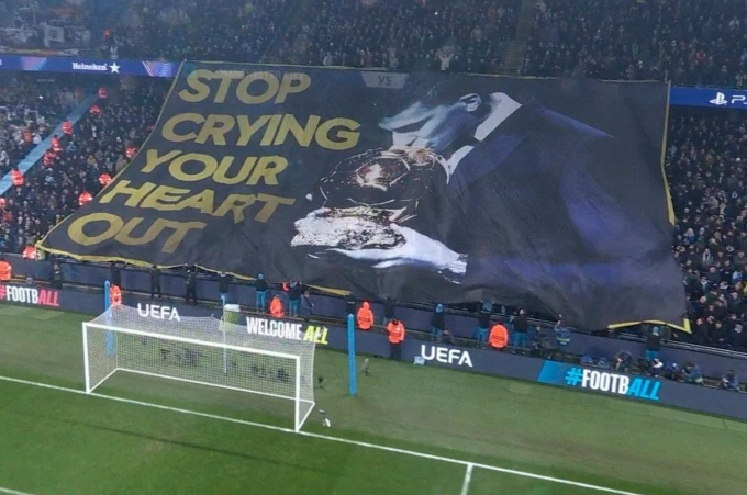 CĐV Man City giương cao biểu ngữ châm chọc Vinicius trên sân Etihad tối 11/2/2025 CĐV Man City giương cao biểu ngữ châm chọc Vinicius trên sân Etihad tối 11/2/2025