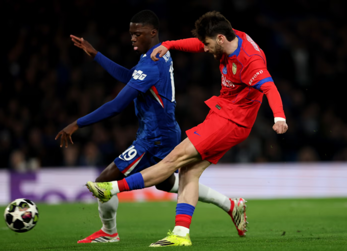 Khvicha Kvaratskhelia (áo đỏ) dứt điểm chân trái mở tỷ số trong trận PSG thắng Chelsea 3-0 ở lượt về vòng 1/8 Champions League trên sân Stamford Bridge, London, Anh ngày 17/3/2026. Ảnh: UEFA Khvicha Kvaratskhelia mở tỷ số cho PSG
