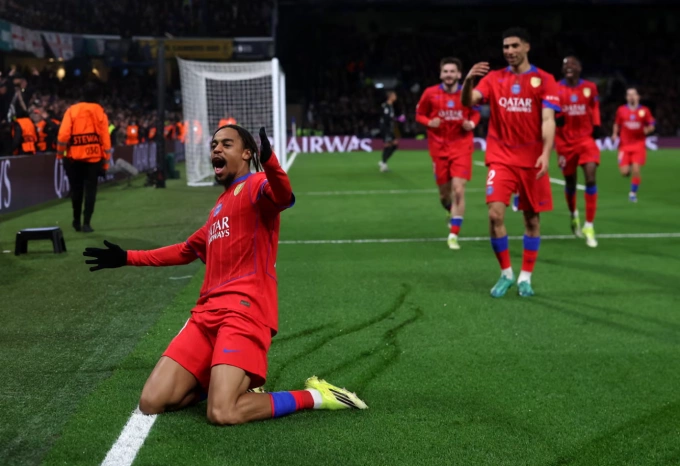 Bradley Barcola trượt cỏ mừng bàn nâng tỷ số lên 2-0. Ảnh: UEFA Bradley Barcola ăn mừng bàn thắng