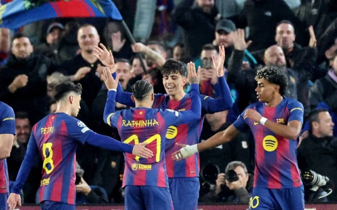 Các cầu thủ Barca mừng bàn Các cầu thủ Barca ăn mừng trong trận thắng Newcastle
