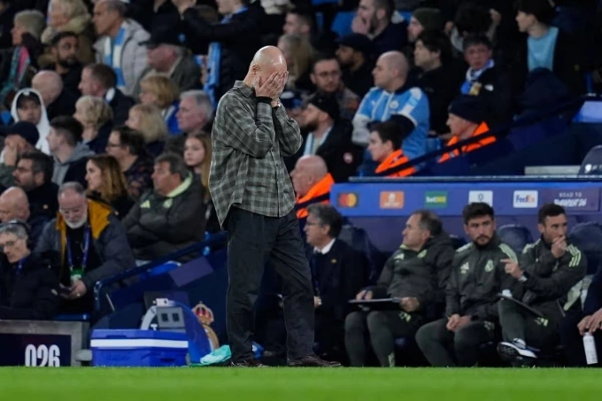 Guardiola ôm mặt thất vọng trong trận Man City 1-2 Real ở lượt về vòng 1/8 Champions League tối 17/3. Guardiola thất vọng sau trận Man City thua Real