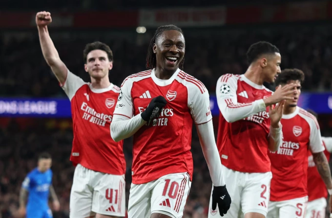 Các cầu thủ Arsenal mừng bàn trong trận thắng Leverkusen Các cầu thủ Arsenal ăn mừng bàn thắng tại Emirates
