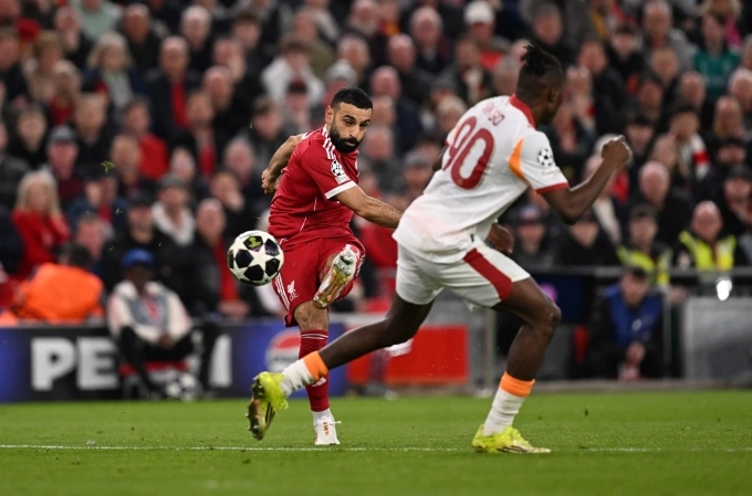 Salah dứt điểm thành bàn trận gặp Galatasaray trên sân Anfield Salah (đỏ) dứt điểm thành bàn trong trận gặp Galatasaray, trên sân Anfield, Liverpool, Anh hôm 18/3.