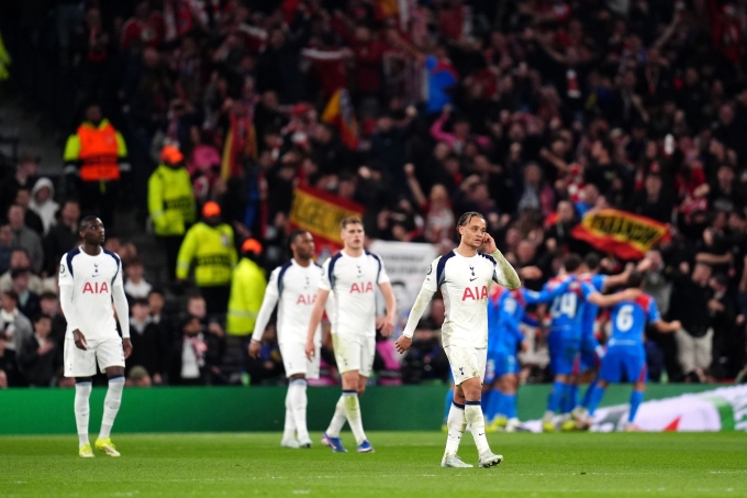 Simons (phải) cùng các đồng đội thất vọng sau khi thủng lưới trên sân Tottenham Hotspur, London, Anh hôm 18/3. Simons thất vọng sau bàn thua trên sân nhà