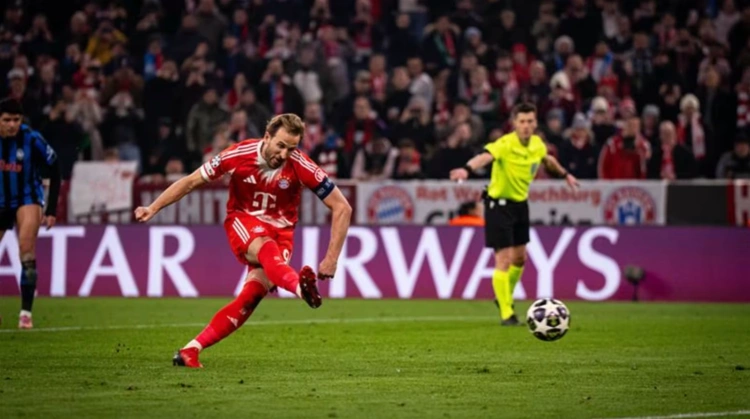 Harry Kane ghi bàn phạt đền mở tỷ số trong trận Bayern thắng Atalanta Harry Kane ăn mừng bàn thắng
