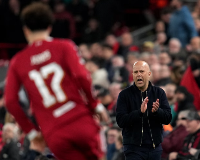 HLV Arne Slot chỉ đạo trên sân Anfield HLV Arne Slot chỉ đạo trận đấu Liverpool - Galatasaray