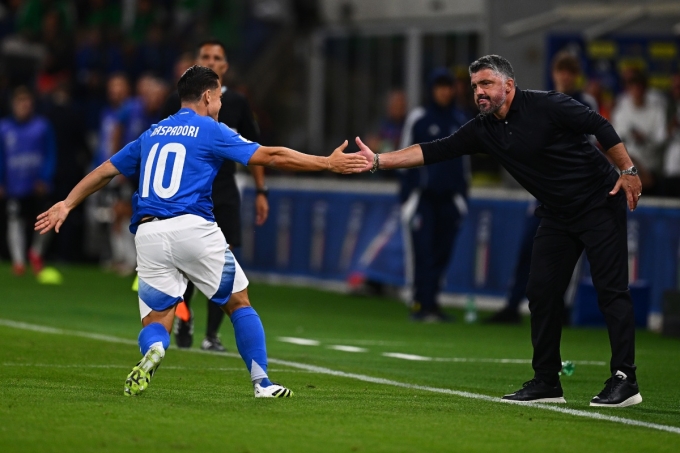 Gattuso chia vui cùng tiền đạo Giacomo Raspadori trong trận Italy - Estonia tại San Siro HLV Gattuso cùng tuyển thủ Giacomo Raspadori ăn mừng