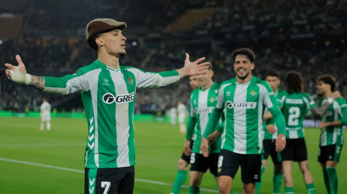 Antony đội mũ mừng bàn trong trận Betis thắng Panathinaikos 4-0 ở lượt về vòng 1/8 Europa League ngày 19/3. Antony ăn mừng bàn thắng trận Betis với Panathinaikos