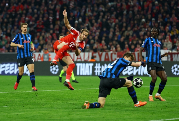 Hậu vệ Atalanta Giorgio Scalvini dùng tay cản cú sút của Harry Kane trong trận thua Bayern 1-4 ở lượt về vòng 1/8 Champions League Hậu vệ Atalanta Giorgio Scalvini dùng tay cản cú sút của Harry Kane trong trận thua Bayern 1-4