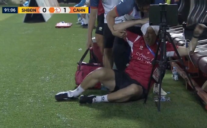 Trợ lý HLV Luis Viegas choáng sau khi xô xát với David Henen ở cuối trận Công an Hà Nội thắng Đà Nẵng 1-0 ở trận đấu bù vòng 13 V-League 2025-2026, trên sân Chi Lăng ở Đà Nẵng ngày 22/3/2026. Ảnh: Chụp màn hình Trợ lý HLV Luis Viegas choáng sau xô xát với cầu thủ Đà Nẵng