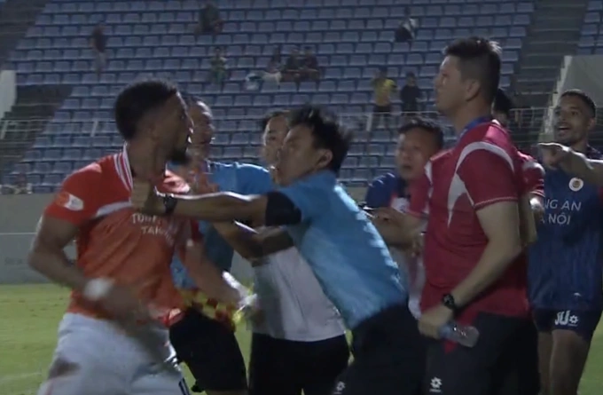 Trọng tài thứ tư Trương Hồng Vũ (áo xanh) can ngăn David Henen (trái) với HLV thủ môn Công an Hà Nội Valdir Bardi. Ảnh: Chụp màn hình Trọng tài thứ tư can ngăn tranh cãi giữa cầu thủ và trợ lý HLV