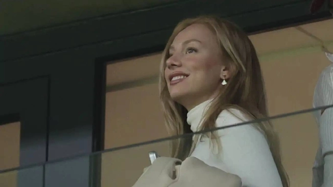 Ester Exposito có mặt tại khu VIP của sân Bernabeu trong trận Real 3-2 Atletico ở vòng 29 La Liga tối 22/3. Ảnh: Marca