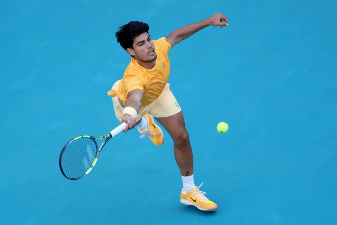 Carlos Alcaraz đỡ bóng trong trận thua Sebastian Korda ở vòng 3 Miami Mở rộng trên sân Hard Rock, Miami Gardens, Florida, Mỹ ngày 22/3/2026. Ảnh: AFP