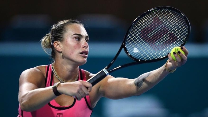 Sabalenka giao bóng trong trận gặp McNally, ở vòng hai Miami Mở rộng, trên sân Hard Rock, Miami, Florida, Mỹ hôm 22/3. Ảnh: Reuters